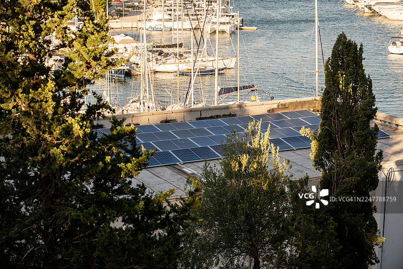 克罗地亚斯普利特码头工业建筑屋顶上的太阳能电池板图片素材