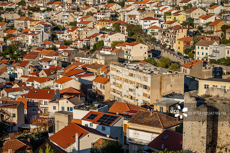 地中海风格的希贝尼克城市景观，融合了传统建筑与现代建筑，建筑上装有太阳能电池板图片素材
