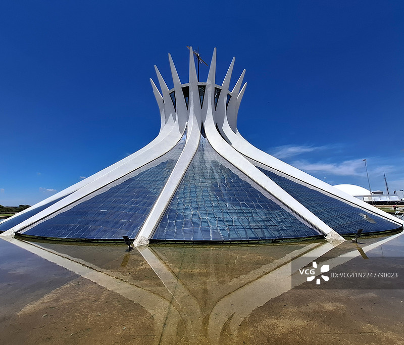 巴西利亚大都会教堂（葡萄牙语：Catedral Metropolitana Nossa Senhora Aparecida），又称巴西利亚大教堂，由巴西建筑师奥斯卡·尼迈耶设计，是巴西利亚的景象。图片素材