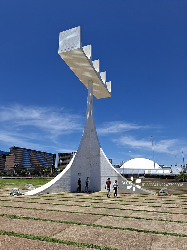 巴西利亚都会大教堂钟楼下的阴凉处，一群游客在此避暑的景象。图片素材