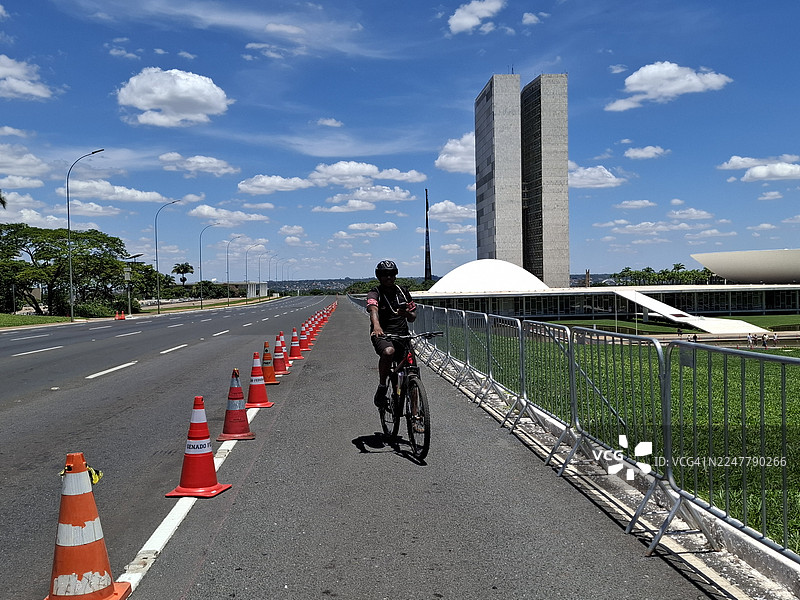 巴西国会大厦（巴西议会）和西克尔巷的概览。巴西，联邦区，巴西利亚图片素材