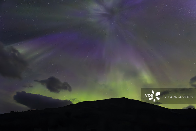 挪威博德和索尔福尔德之间的克耶林厄伊附近索尔福尔达峡湾的黎明极光图片素材