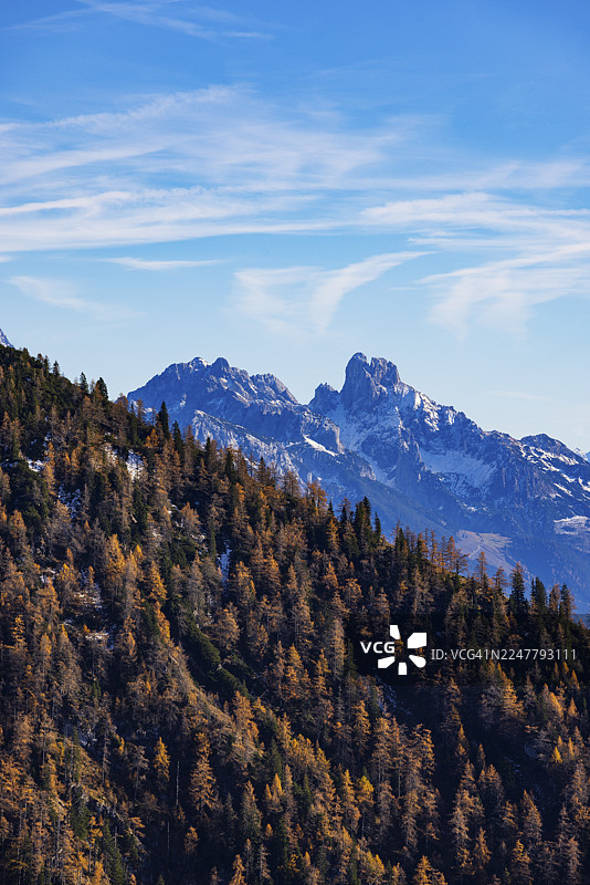 特拉特贝格高山牧场,远眺达赫斯坦山脉、比绍夫斯穆策峰、奥斯特霍恩山脉,萨尔茨卡默古特,萨尔茨堡州,奥地利图片素材