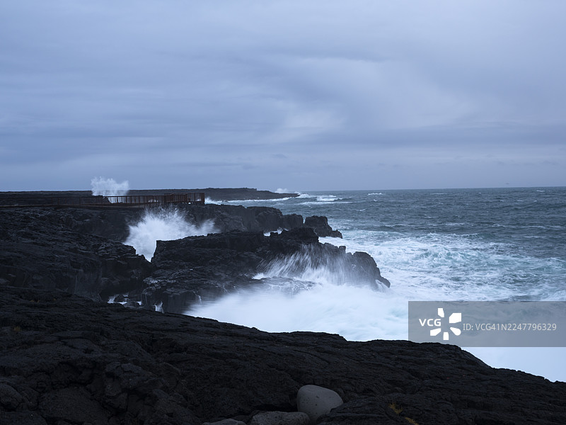 冰岛布里姆凯蒂尔海浪的迷人力量图片素材
