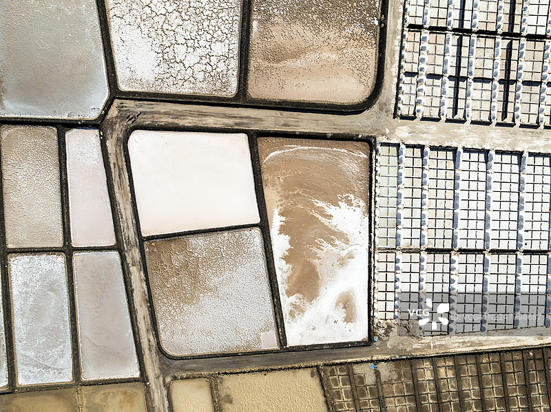 西班牙加那利群岛兰萨罗特岛亚伊萨附近亚伊萨的萨利纳斯德贾努比奥盐矿,俯视,无人机拍摄图片素材