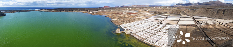 西班牙加那利群岛亚伊萨附近的萨利纳斯德贾努比奥盐矿，俯瞰贾努比奥绿色泻湖图片素材
