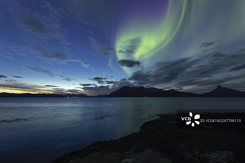 挪威博德市和索尔福尔市之间的克耶灵厄伊附近，拂晓时分索尔福尔达峡湾上空的北极光图片素材