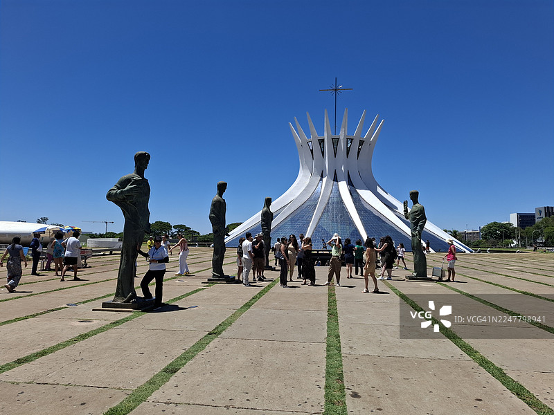 巴西利亚主座教堂（又称巴西利亚大教堂）主入口处，游客们在四位福音传教士（马太、马可、路加、约翰）的四尊青铜雕像旁。图片素材