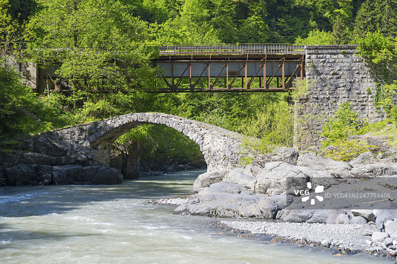 阿贾拉，格鲁吉亚，小高加索山脉，阿贾里斯卡利河，普尔提奥石拱桥，山林景观中的石头与车辆桥梁跨越河流图片素材