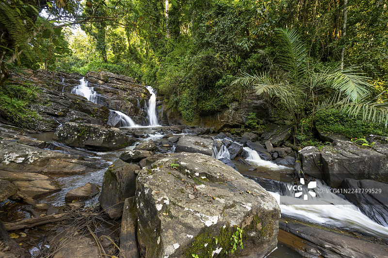 德雷马瀑布穿过茂密的植被，位于坦桑尼亚坦噶阿马尼自然森林保护区的热带雨林中，长曝光，东部乌萨姆巴拉山脉图片素材