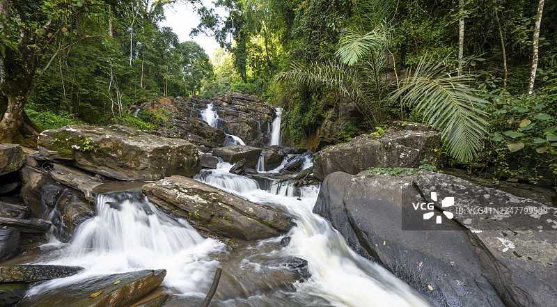 德雷玛瀑布穿过茂密的植被，位于坦桑尼亚坦噶东部乌桑巴拉山脉阿马尼自然森林保护区的热带雨林中，采用长曝光拍摄。图片素材