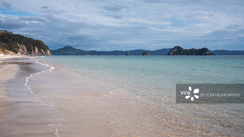 新西兰海景与沙滩。地点：豪海海滩，豪海，科罗曼德尔半岛，怀卡托，新西兰。图片素材