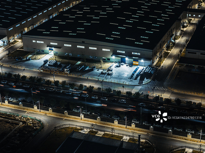 夜间汽车制造厂的无人机俯瞰视角图片素材