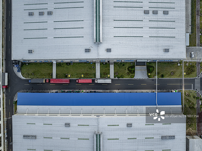 无人机视角拍摄的汽车制造厂图片素材