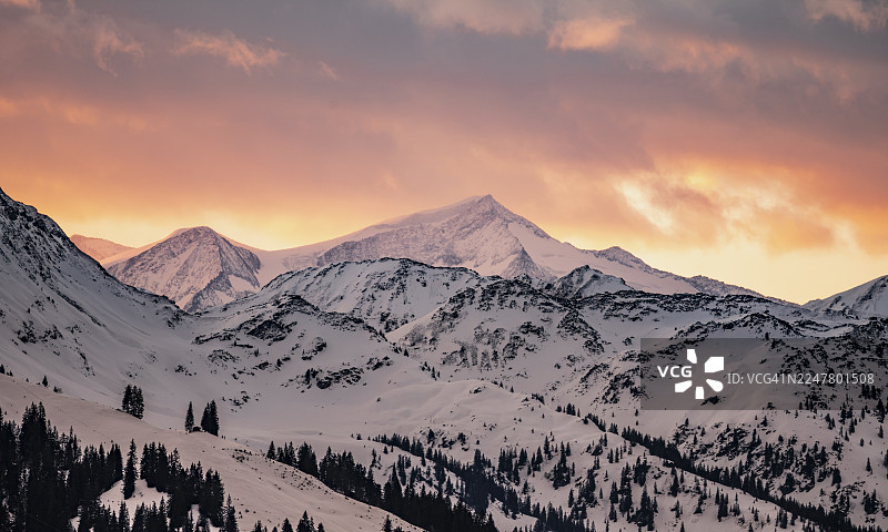 冬季日落时分的格罗斯维内迪格峰，壮观的云彩，霍赫布里森，布里森 im 泰勒，蒂罗尔，奥地利图片素材