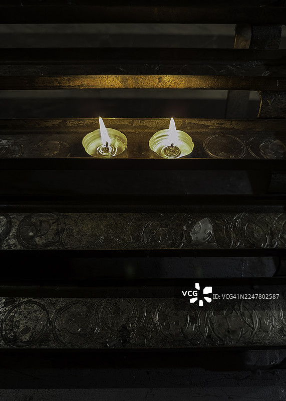 罗马天主教堂里的许愿蜡烛图片素材