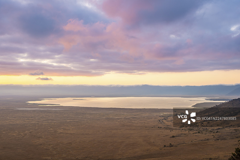 日出时马加迪湖和草原风光的景象,晨光朦胧,俯瞰坦桑尼亚恩戈罗恩戈罗保护区的恩戈罗恩戈罗火山口图片素材
