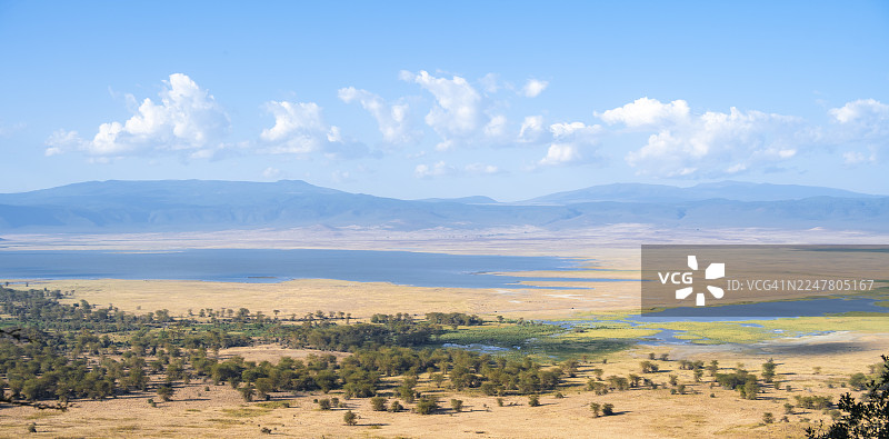 傍晚时分，从恩戈罗恩戈罗火山口边缘看到的非洲稀树草原景观和湖泊，位于坦桑尼亚恩戈罗恩戈罗保护区。图片素材