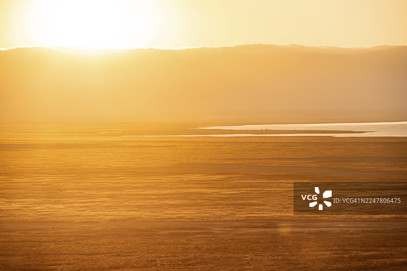 日出时分的塞伦盖蒂草原风光，晨光熹微，内戈龙戈罗火山口景观，逆光，坦桑尼亚内戈龙戈罗保护区图片素材