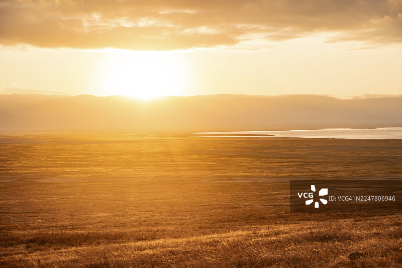 日出时草原景观，晨光熹微，恩戈罗恩戈罗火山口，逆光，坦桑尼亚恩戈罗恩戈罗保护区图片素材
