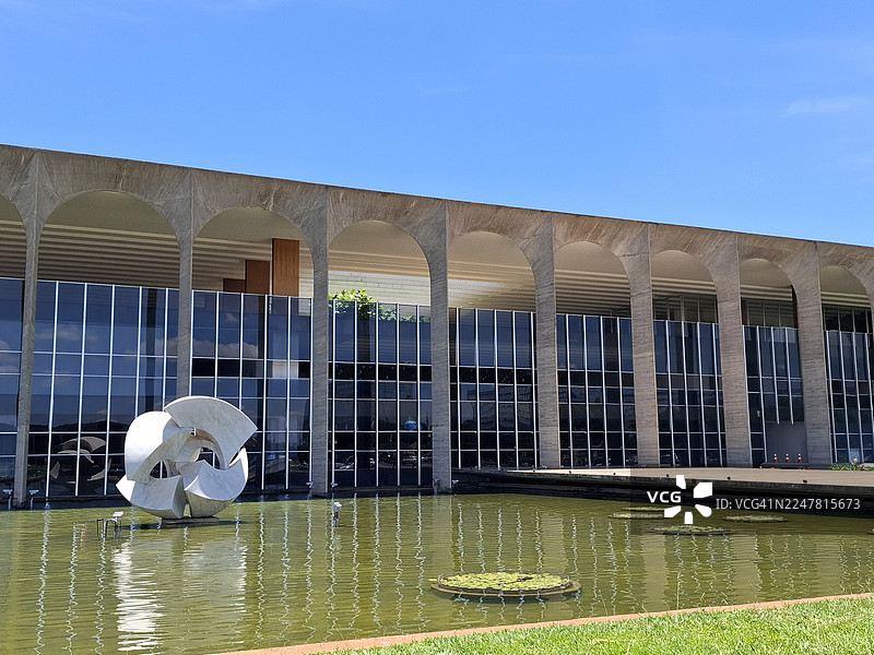 巴西利亚，巴西外交部大楼前的雕塑“流星”（O Meteoro）图片素材