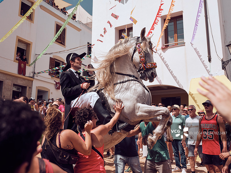 梅诺卡岛圣胡安节上，骑师驾驭烈马驰骋图片素材