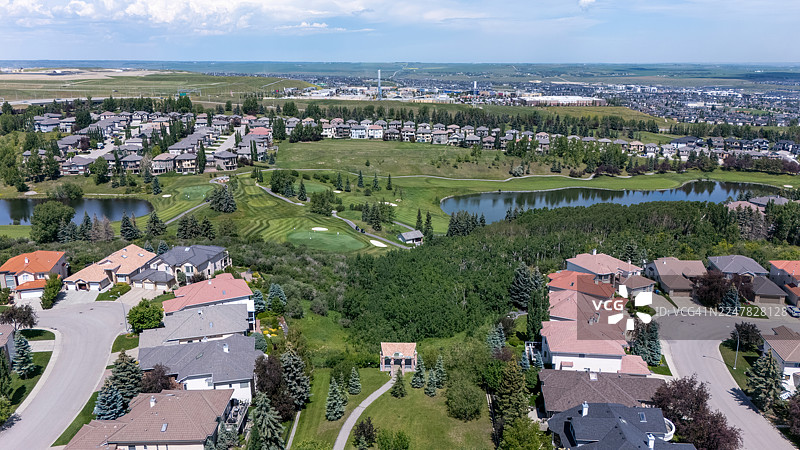 卡尔加里汉普顿高尔夫球场及周边住宅的航拍全景图图片素材