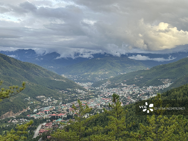 戏剧性云层下的廷布山谷全景图片素材
