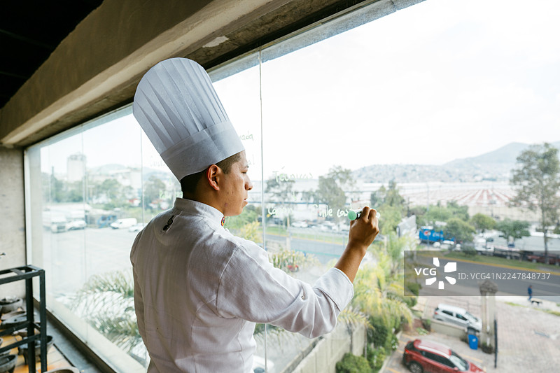 烹饪学校的厨师正在写食谱图片素材