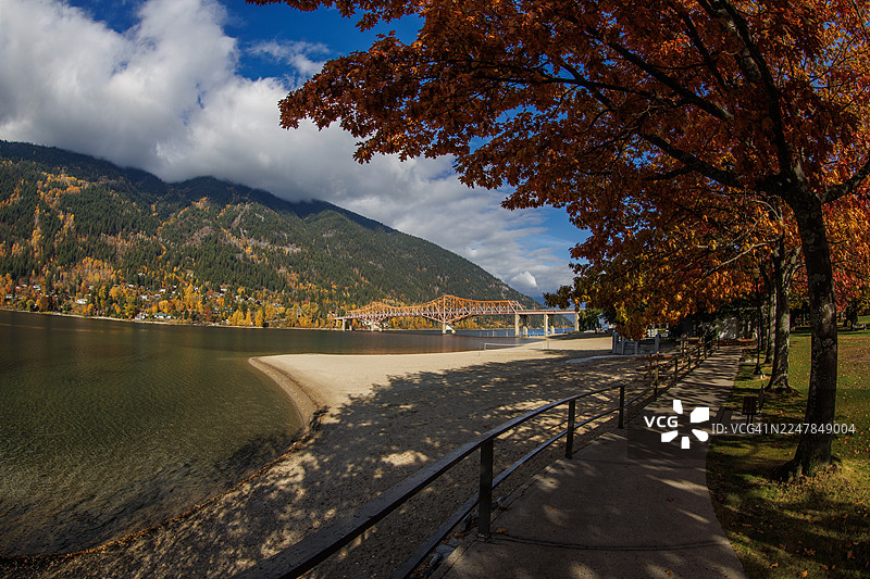 加拿大不列颠哥伦比亚省纳尔逊市的库特尼湖和橙色大桥图片素材