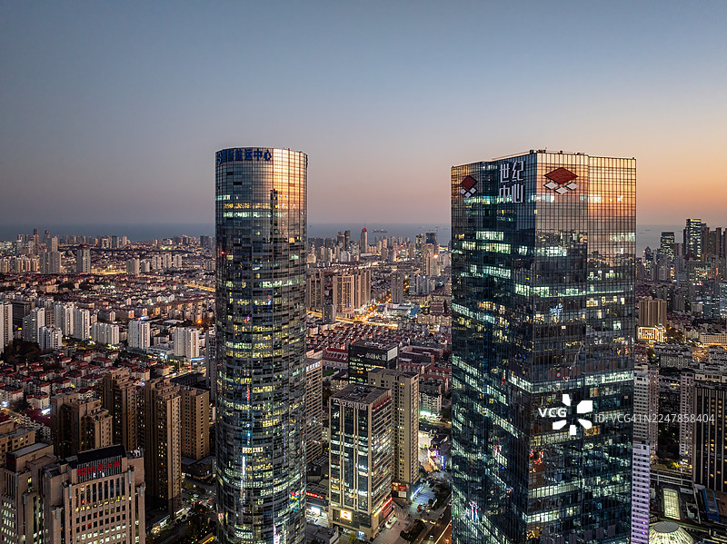 无人机视角拍摄的傍晚时分青岛市北区中央商务区的标志性建筑图片素材