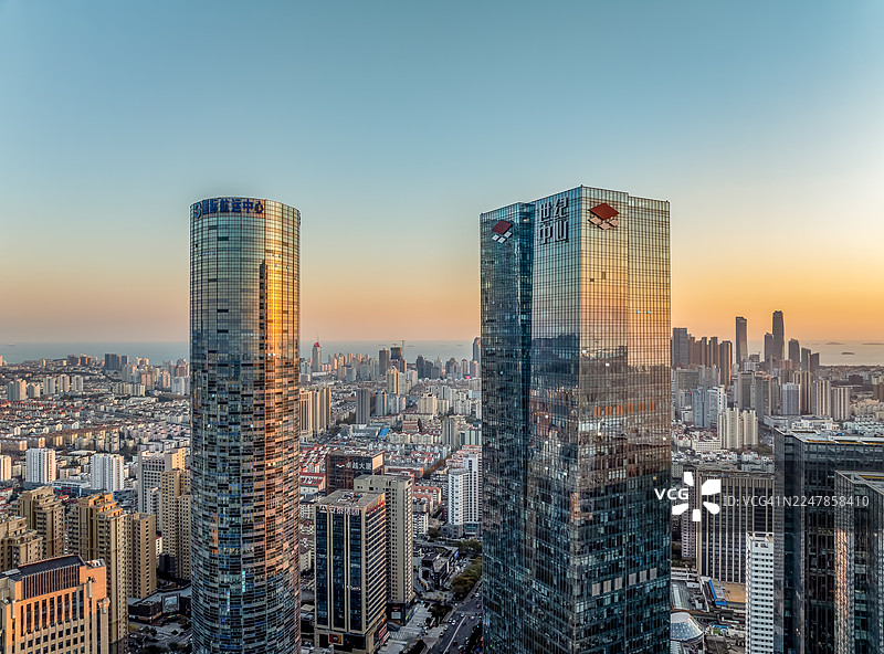 无人机视角拍摄的傍晚时分青岛市北区中央商务区的地标性建筑图片素材