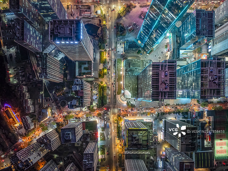 夜景下，无人机从空中视角俯瞰青岛市北区中央商务区的地标性建筑图片素材