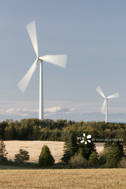 萨布勒湾，两座风力涡轮机图片素材