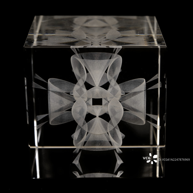 玻璃立方体和几何镶嵌图片素材