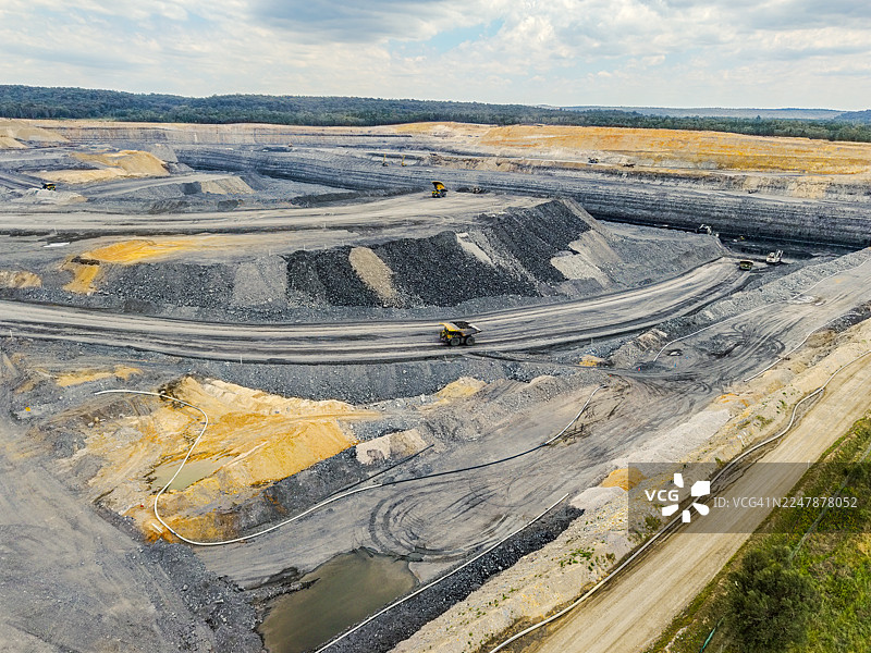 大型露天（地表）矿山空中俯瞰，展示了热煤层图片素材