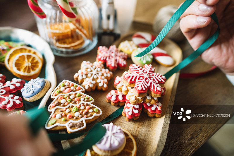 男人在准备圣诞礼物图片素材
