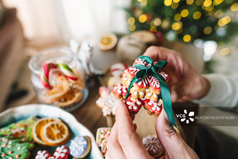 男人准备圣诞礼物图片素材