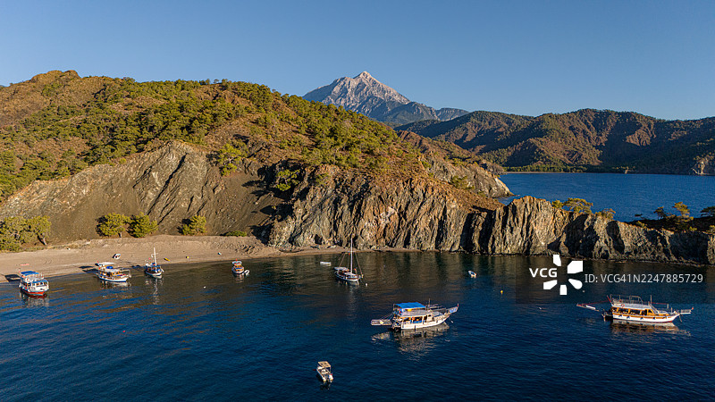 从空中和海上看到的奥林波斯-奇拉勒海岸的旅游船图片素材
