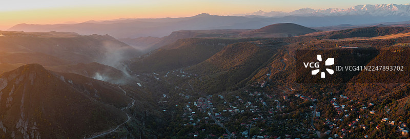 亚美尼亚苏尼克省的重要枢纽——独特的戈里斯市，在日出暖阳的映照下，坐落于山谷之中。图片素材