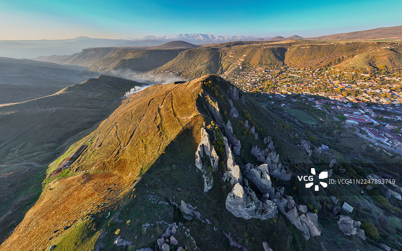 亚美尼亚苏尼克省重要的中心城市戈里斯，在日出温暖的光线下，坐落在山谷中。图片素材