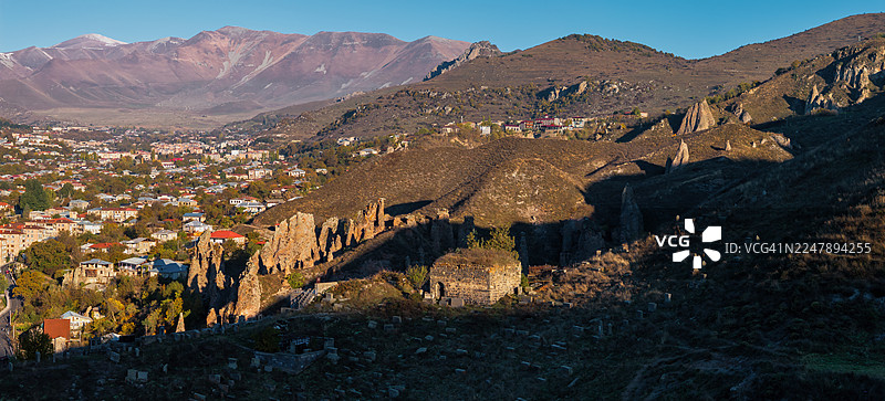 亚美尼亚苏尼克省的一个重要中心，独特的戈里斯市坐落在山谷中，沐浴在日出温暖的光辉里。图片素材