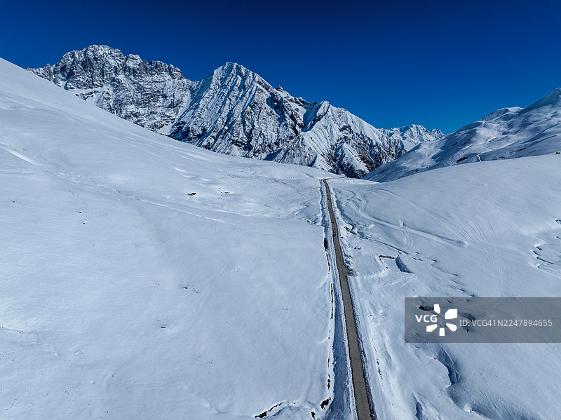 格鲁吉亚斯瓦涅季地区壮观的、被白雪覆盖的扎加里山口，提供了一场史诗般的冬季公路旅行。图片素材