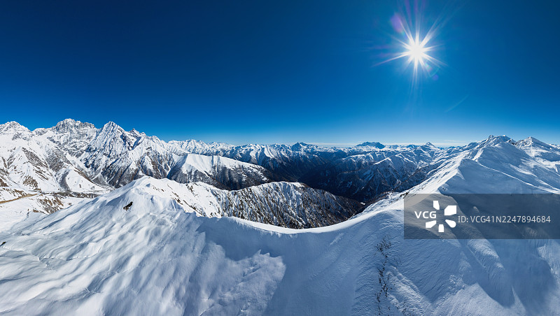 格鲁吉亚斯瓦涅季地区壮观的、覆盖着白雪的扎加里山口，提供了一场史诗般的冬季公路旅行。图片素材