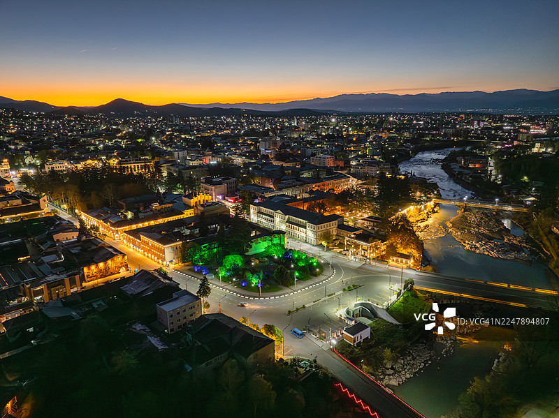 佐治亚州库塔伊西的历史地标，包括巴格拉特大教堂，在暮色中被美丽地照亮。图片素材