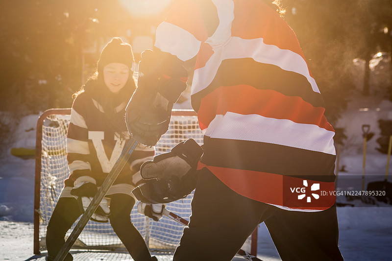年轻男子在惠斯勒玩池塘曲棍球图片素材