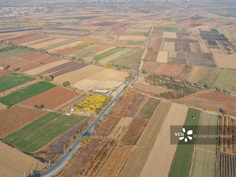 从空中俯瞰，亚美尼亚重要的农业中心阿拉拉特平原广阔肥沃的拼布式农田，呈现出美丽的秋季景象。图片素材