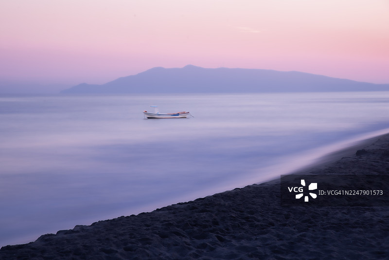 蓝调时刻，锚定的渔船柔和的焦点图片素材