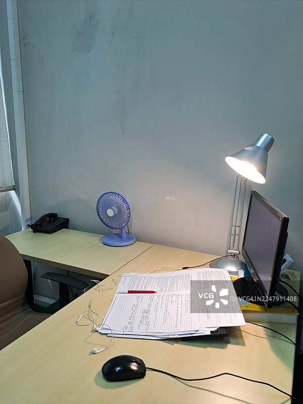 家庭办公室工作区里的带电脑显示器的书桌图片素材