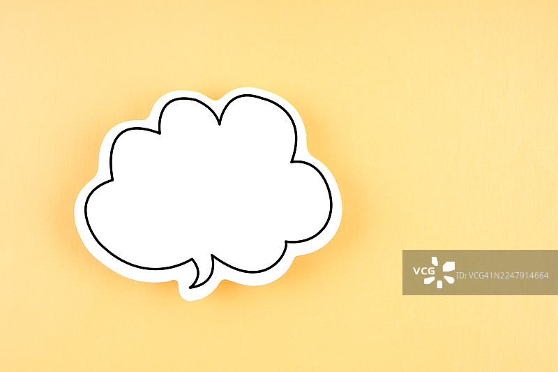 黄色背景上的对话气泡，包含“交谈”和“说话”字样，并留有复制空间。图片素材